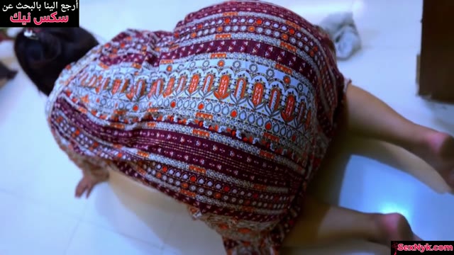 بيدخل على الشغالة ويصور جسمها الجامد وهي بتفتح رجليها وتهيجه سكس مصري